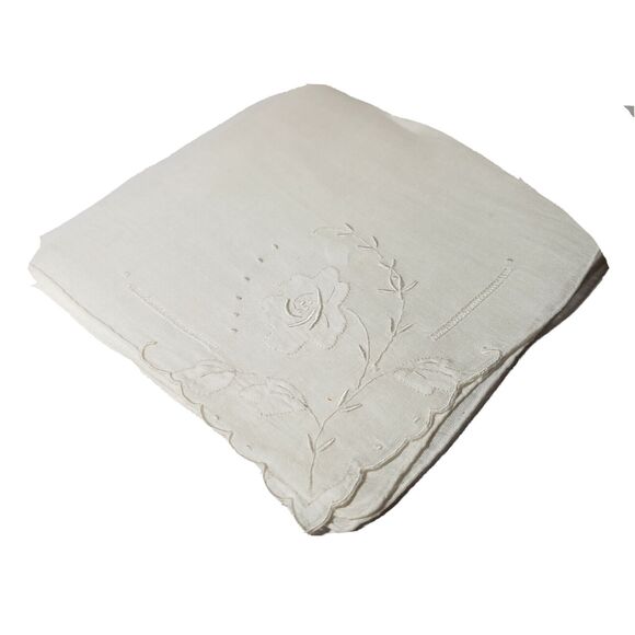 VINTAGE HANKIE WHITE FLORAL EMBROIDERY SCALLOPED EDGE HANDMADE POCKET SCARF - Picture 1 of 9